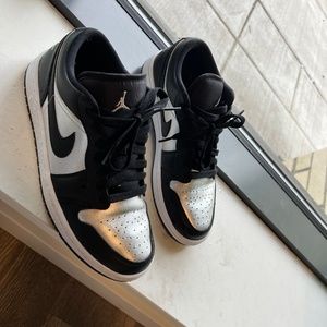 Jordan 1 Low SE Black/Metallic US W 9